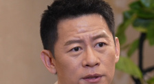 美女解开胸罩